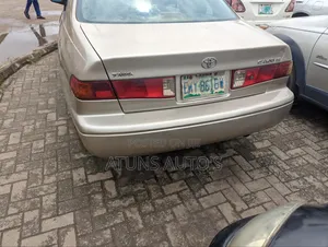 Toyota Camry 2000 Gold