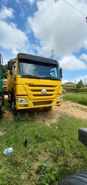 SINOTRUK HOWO TEN TYRE Tipper 2000 Yellow