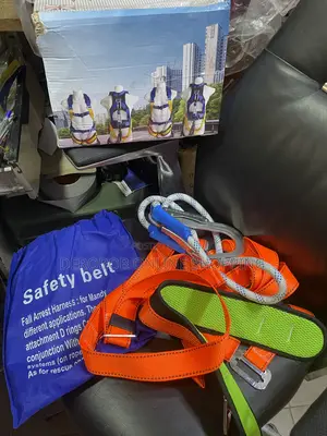 Full Body Safety Harness With Shock-Absorbing Lanyard