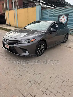 Toyota Camry SE FWD (2.5L 4cyl 8AM) 2018 Gray