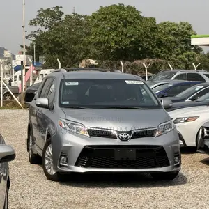 Toyota Sienna XLE 8 Passenger (3.5L 6cyl 8A) 2017 Silver