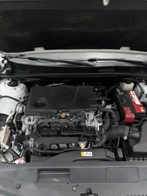 Toyota Camry SE FWD (2.5L 4cyl 8AM) 2018 White