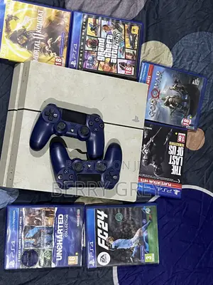Play Station 4 Console With 2 Pads and 5 Games Disc