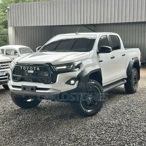 Toyota Hilux 2023 White