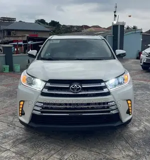 Toyota Highlander XLE 4dr SUV AWD (3.5L 6cyl 6A) 2015 White