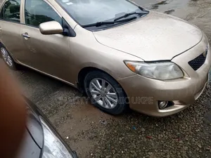Toyota Corolla 2010 Gold