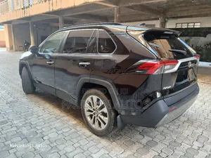 Toyota RAV4 XLE 2021 Black