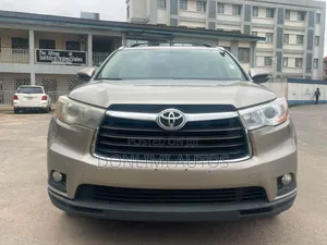 Toyota Highlander XLE V6 4x4 (3.5L 6cyl 6A) 2016 Gold