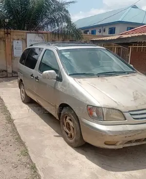 Toyota Sienna XLE 2002 Silver