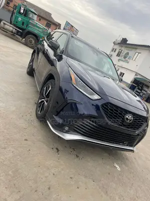 Toyota Highlander XSE 2022 Blue