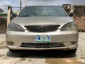 Toyota Camry XLE V6 4dr Sedan (3.0L 6cyl 5A) 2004 Gold