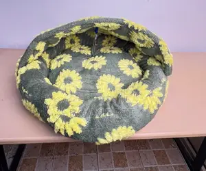 Flower/Check Design Short Fur Bed With Hood