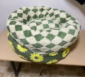 Flower/Check Design Short Fur Donut Bed