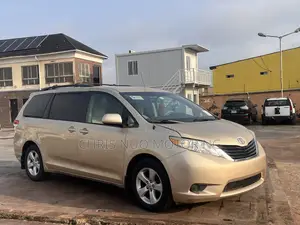 Toyota Sienna 2011 Gold