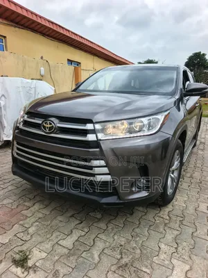 Toyota Highlander LE Plus 4x4 V6 (3.5L 6cyl 8A) 2018 Gray