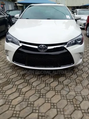 Toyota Camry SE 4dr Sedan (2.5L 4cyl 6A) 2017 White