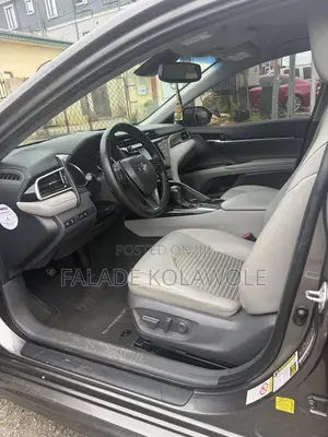 Toyota Camry SE FWD (2.5L 4cyl 8AM) 2018 Gray