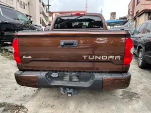 Toyota Tundra 1794 5.7L V8 4x4 CrewMax 5.6 ft. box 145.7 in. WB 2016