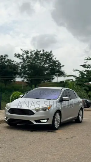Ford Focus Titanium Sedan FWD (2.0L 4cyl 6A) 2017 Silver