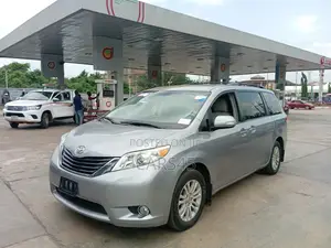 Toyota Sienna 2011 Silver