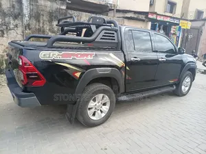 Hilux Truck Cover and Iron Spoiler 4x4