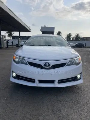 Toyota Camry SE V6 4dr Sedan (3.5L 6cyl 6A) 2012 White
