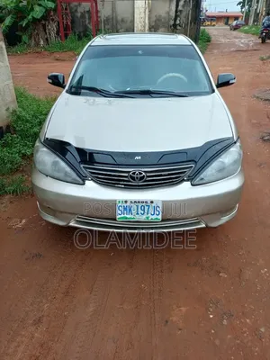 Toyota Camry XLE V6 4dr Sedan (3.0L 6cyl 5A) 2004 Gold