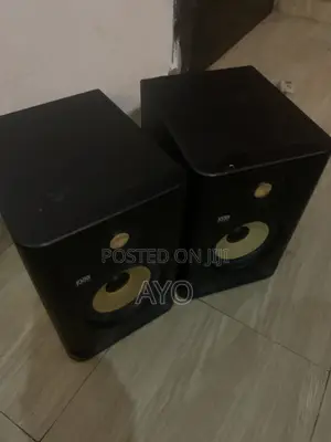 Focusrite Scarlett 4i4 (4th Gen) KRK Rokit 5 (4th Gen) Studio Setup