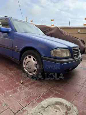 Mercedes-Benz C300 2023 Blue