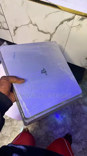 Play Station 4 Slim