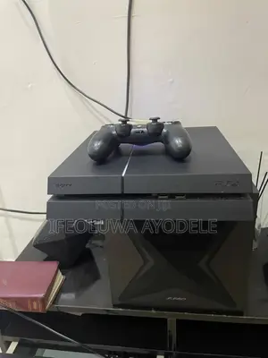 Very Clean Sony PlayStation 4 With 6 Games and 1 Pad