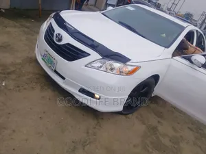 Toyota Camry SE V6 4dr Sedan (3.5L 6cyl 6AM) 2009 Off white