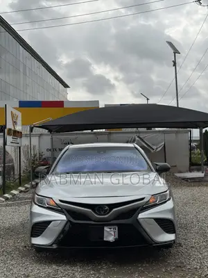 Toyota Camry SE FWD (2.5L 4cyl 8AM) 2018 Silver
