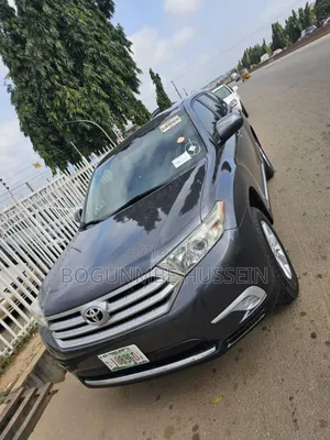 Toyota Highlander Plus 2.7L 2WD 2013 Gray