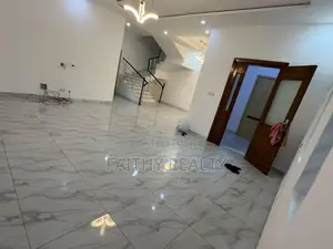 5bdrm Duplex in Chevron for rent