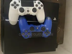 Ps4 Fat With 2 Pad Hacked With 8 Games