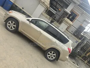 Toyota RAV4 2010 Gold