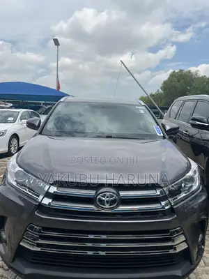 Toyota Highlander XLE 4x2 V6 (3.5L 6cyl 8A) 2018 Gray