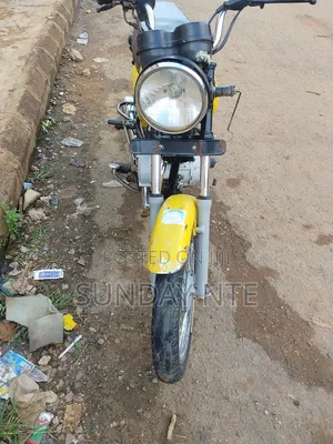 Bajaj Boxer 100 2023 Yellow
