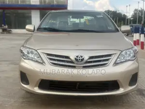 Toyota Corolla LE 4dr Sedan (1.8L 4cyl 4A) 2013 Gold