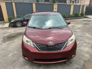 Toyota Sienna 2014 Red