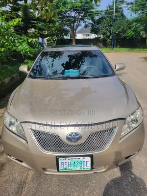 Toyota Camry XLE 4dr Sedan (2.5L 4cyl 6AM) 2010 Gold