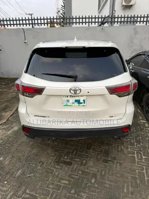 Toyota Highlander XLE 4dr SUV AWD (3.5L 6cyl 6A) 2015 White