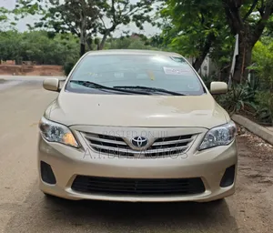 Toyota Corolla LE 4dr Sedan (1.8L 4cyl 4A) 2013 Gold