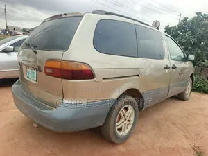 Toyota Sienna 2000 Gold