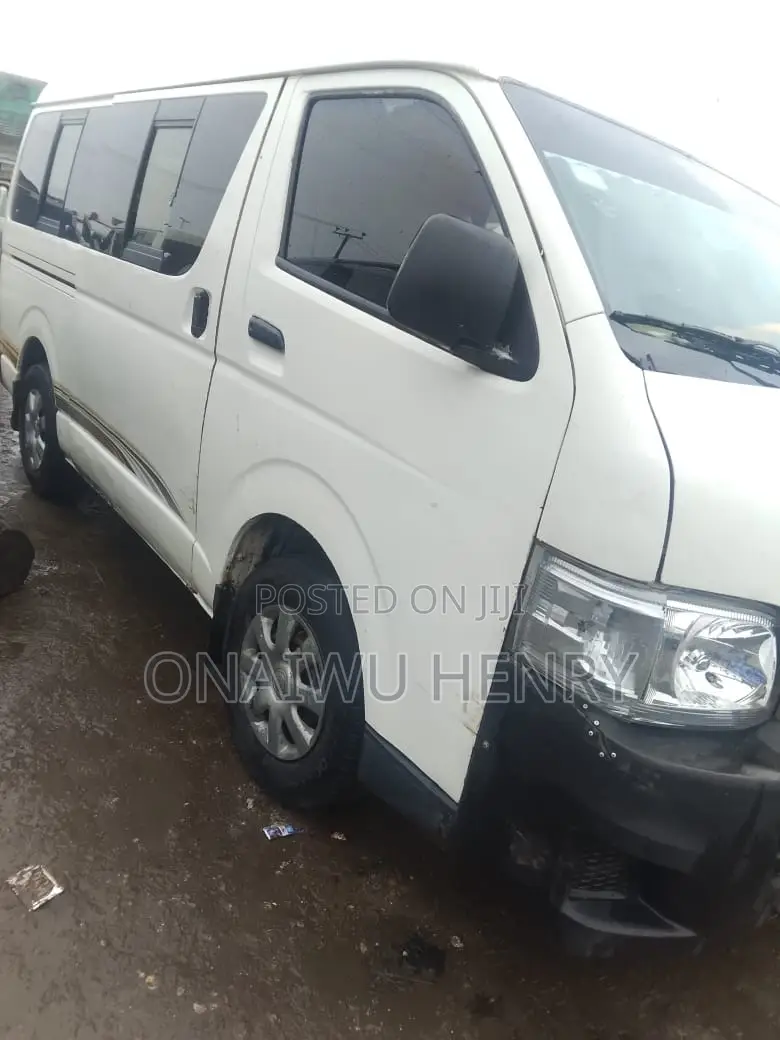 Toyota HiAce 2010 White