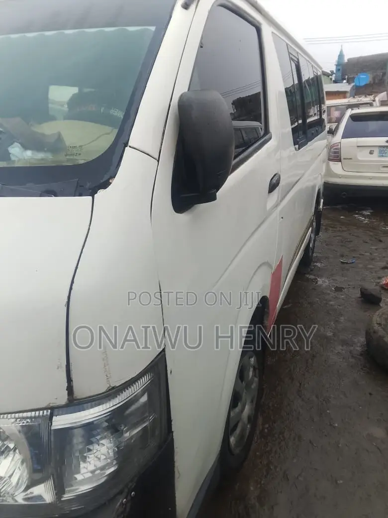 Toyota HiAce 2010 White