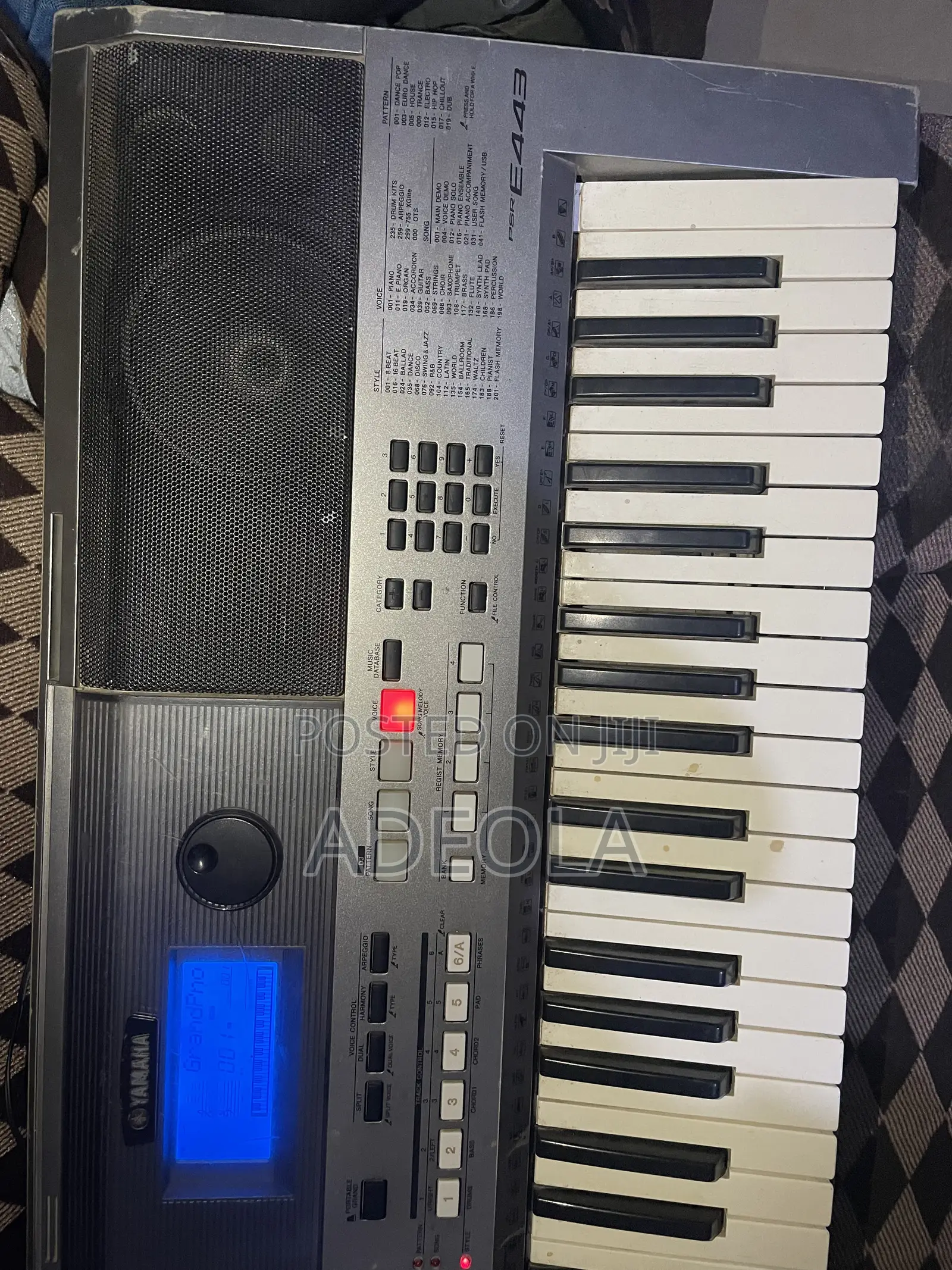 Yamaha E443 Keyboard