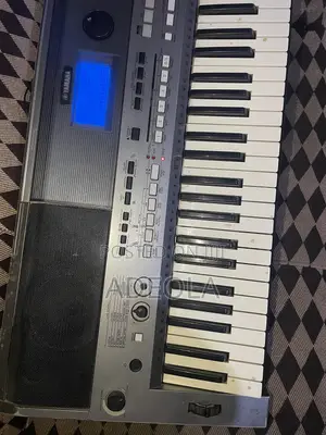 Yamaha E443 Keyboard