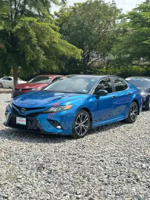 Toyota Camry SE FWD (2.5L 4cyl 8AM) 2018 Blue